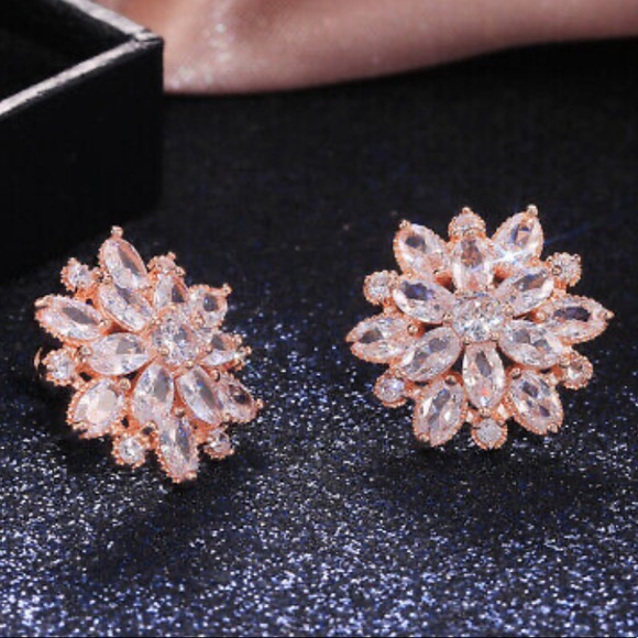 New 18k gold plated Diamond earrings - Picture 2 of 3